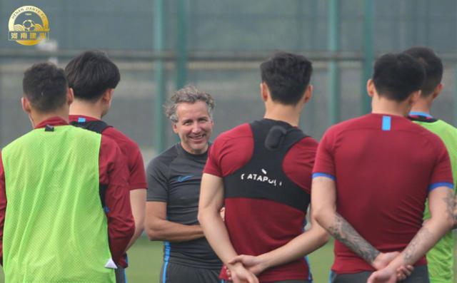 豫媒：建业仍负责俱乐部运营 “双主场”半赛季轮换